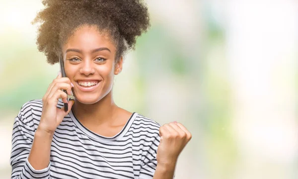 Joven Afroamericana Hablando Por Teléfono Sobre Fondo Aislado Gritando Orgullosa —  Fotos de Stock