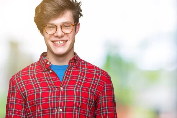 Homem Bonito Jovem Usando Óculos Sobre Fundo Isolado Com Sorriso — Fotografia de Stock