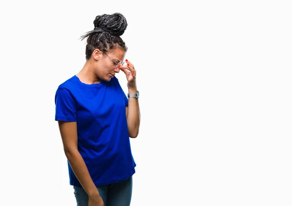 孤立した背景にメガネをかけて編んだ髪の若いアフリカ系アメリカ人女の子は ラビング鼻と目の疲労や頭痛を感じに疲れています ストレスと欲求不満のコンセプト — ストック写真
