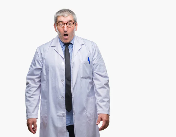 Przystojny Senior Lekarz Naukowiec Sobie Biały Płaszcz Nad Profesjonalnym Mężczyzna — Zdjęcie stockowe