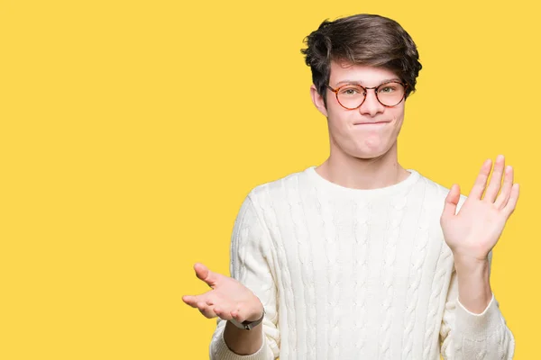 Joven Hombre Guapo Con Gafas Sobre Fondo Aislado Expresión Despistada —  Fotos de Stock