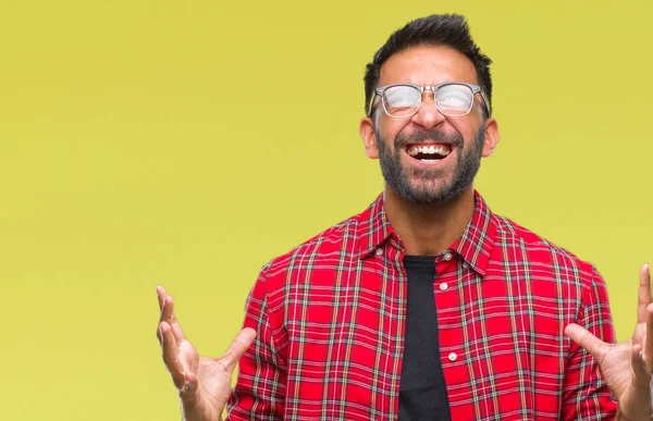 Homem Hispânico Adulto Usando Óculos Sobre Fundo Isolado Louco Louco — Fotografia de Stock