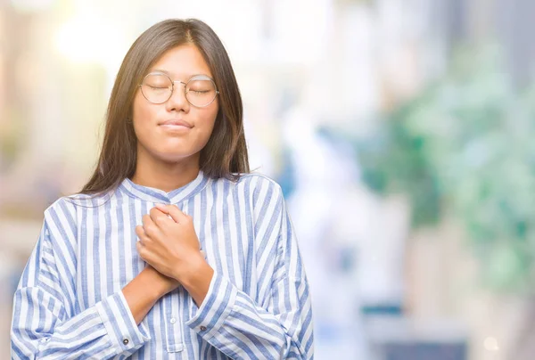 Jonge Aziatische Vrouw Geïsoleerde Achtergrond Glimlachend Met Handen Borst Met — Stockfoto