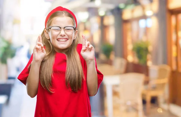 Joven Chica Hermosa Con Gafas Sobre Fondo Aislado Sonriendo Cruzando —  Fotos de Stock