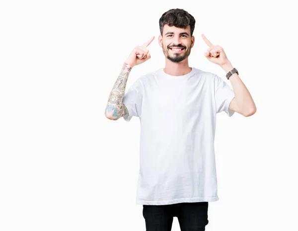 Jonge Knappe Man Dragen Witte Shirt Geïsoleerd Background Smiling Wijzend — Stockfoto