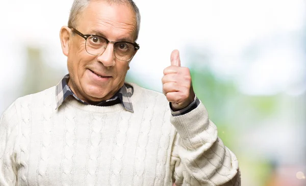 Bonito Homem Sênior Usando Óculos Camisola Inverno Fazendo Polegares Felizes — Fotografia de Stock