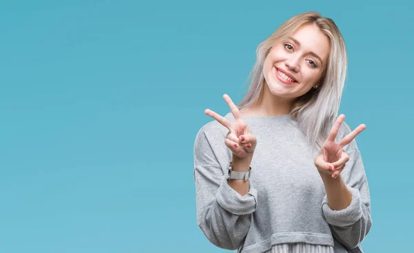 Jovem Loira Sobre Fundo Isolado Sorrindo Olhando Para Câmera Mostrando — Fotografia de Stock