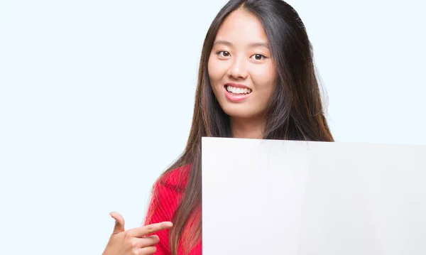 Jeune Femme Asiatique Tenant Bannière Sur Fond Isolé Très Heureux — Photo