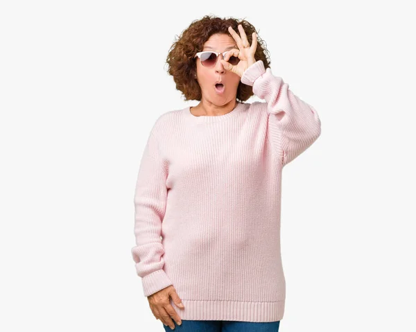 Gyönyörű Középső Ager Vezető Visel Rózsaszín Pulóver Napszemüveg Elszigetelt Háttérben — Stock Fotó