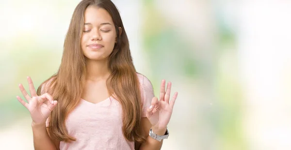 Joven Hermosa Morena Con Camiseta Rosa Sobre Fondo Aislado Relajarse —  Fotos de Stock