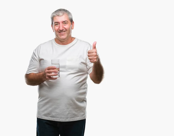 笑顔の サイン 優秀な兆候を親指をやって幸せな孤立の背景の上の水のガラスを飲むハンサムな年配の男性 — ストック写真