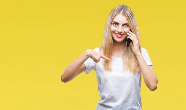 Jonge Mooie Blonde Vrouw Praten Met Smartphone Geïsoleerd Achtergrond Met — Stockfoto