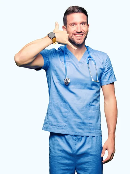 Bell Uomo Dottore Che Indossa Uniforme Medica Sfondo Isolato Sorridendo — Foto Stock
