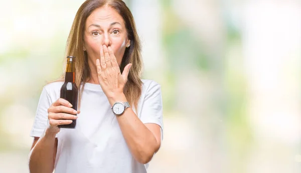 Hispanische Frau Mittleren Alters Trinkt Bier Auf Isoliertem Hintergrunddeckel Mund — Stockfoto