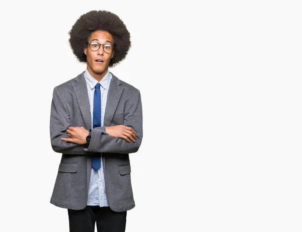 Fiatal Afro Amerikai Üzletember Afro Haj Szemüveg Félek Megdöbbentem Kifejezés — Stock Fotó