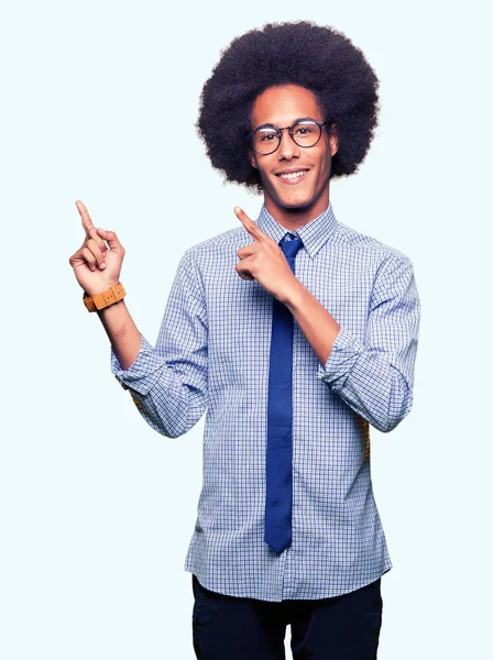 Jovem Homem Negócios Afro Americano Com Cabelo Afro Usando Óculos — Fotografia de Stock