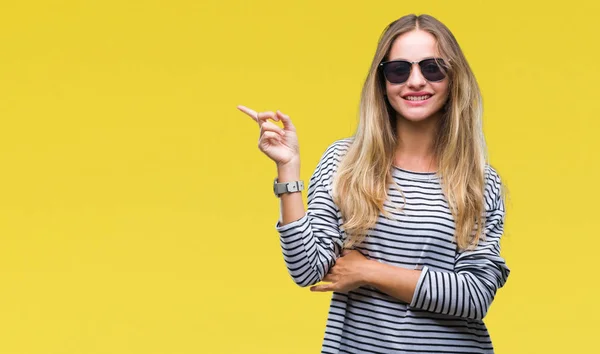 Junge Schöne Blonde Frau Trägt Sonnenbrille Über Isoliertem Hintergrund Mit — Stockfoto