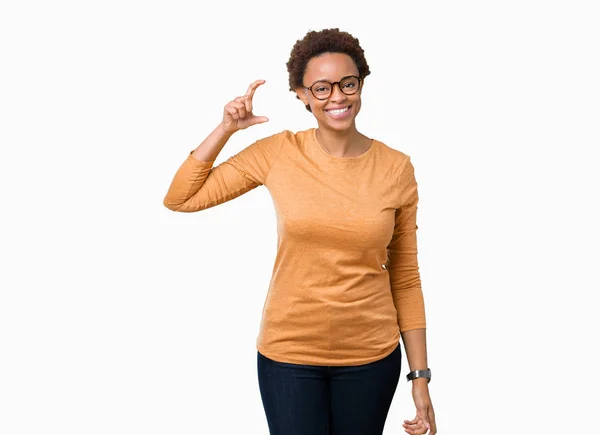 Jonge Mooie Afrikaanse Amerikaanse Vrouw Bril Geïsoleerde Achtergrond Glimlachend Vertrouwen — Stockfoto