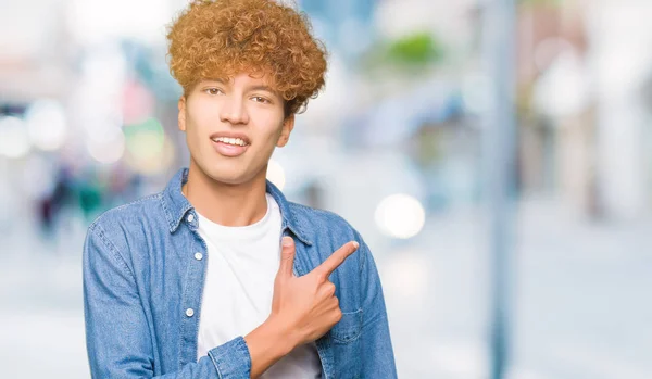 Joven Hombre Guapo Con Pelo Afro Vistiendo Chaqueta Vaquera Alegre —  Fotos de Stock