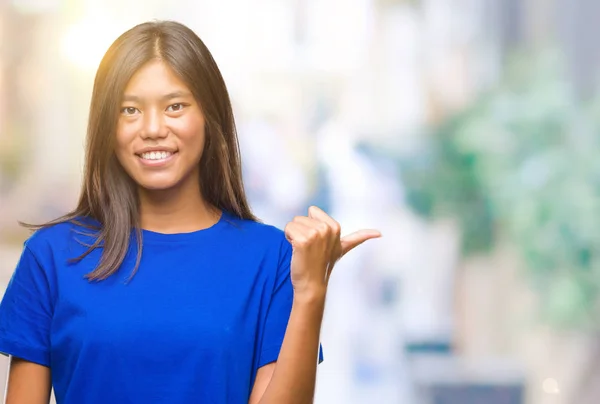Jovem Asiática Mulher Sobre Isolado Fundo Sorrindo Com Feliz Rosto — Fotografia de Stock