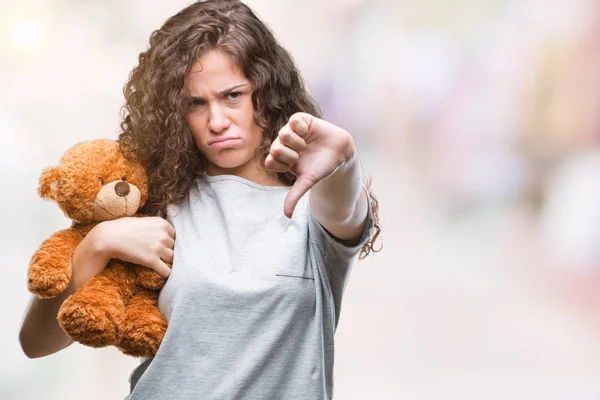 Gadis Berambut Cokelat Muda Memegang Boneka Beruang Atas Latar Belakang — Stok Foto