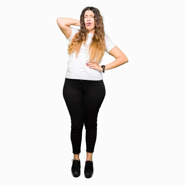 Junge Schöne Frau Trägt Legeres Weißes Shirt Mit Nackenschmerzen Berührung — Stockfoto