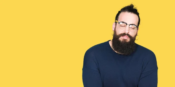 Jonge Hipster Man Met Lange Haren Baard Dragen Van Een — Stockfoto