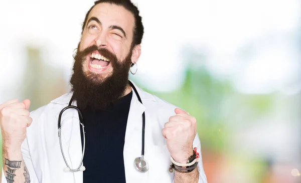 Orvos Hosszú Haj Fárasztó Orvosi Kabát Sztetoszkóp Nagyon Boldog Izgatott — Stock Fotó