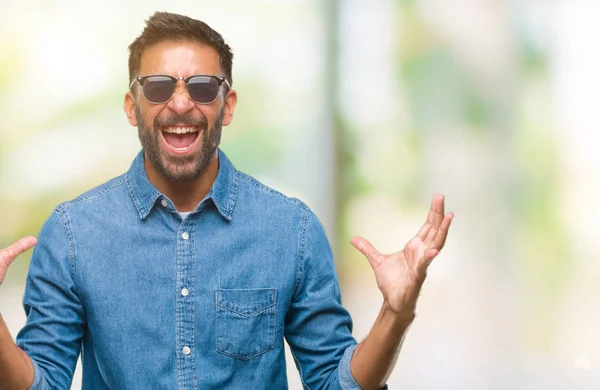 Erwachsener Hispanischer Mann Mit Sonnenbrille Über Isoliertem Hintergrund Verrückt Und — Stockfoto