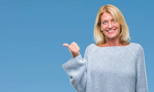 Blonde Frau Mittleren Alters Trägt Winterpullover Über Isoliertem Hintergrund Lächelt — Stockfoto