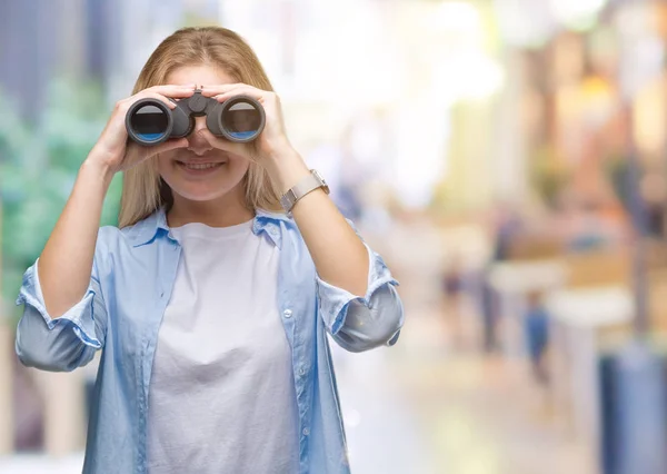 Jonge Kaukasische Vrouw Houdt Van Verrekijkers Geïsoleerde Achtergrond Met Een — Stockfoto