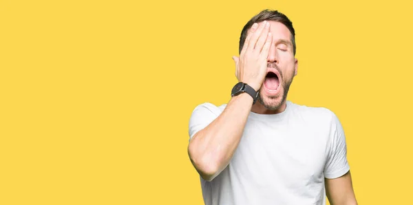 Jóképű Férfi Alkalmi Fehér Póló Yawning Rajta Fáradt Amely Fél — Stock Fotó