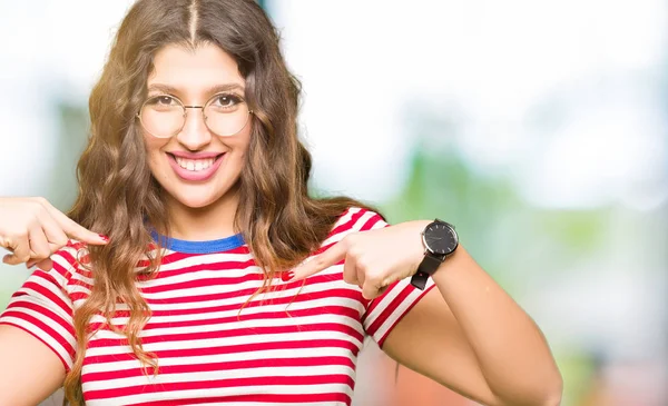 Junge Schöne Frau Mit Brille Sieht Selbstbewusst Aus Mit Einem — Stockfoto