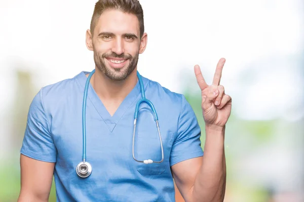 Yakışıklı Genç Doktor Cerrah Adam Mutlu Yüz Zafer Işareti Yaparken — Stok fotoğraf