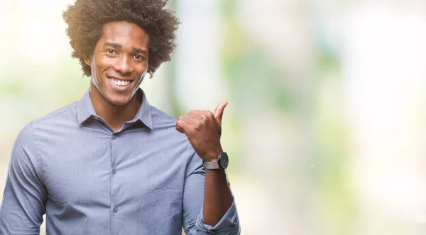 Afroamerikanischer Mann Über Isoliertem Hintergrund Lächelt Mit Glücklichem Gesicht Und — Stockfoto