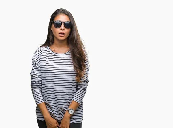 Ung Vacker Arabisk Kvinna Bär Solglasögon Över Isolerade Bakgrund Rädd — Stockfoto