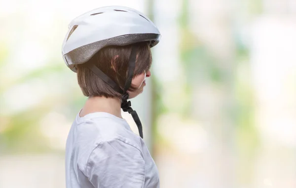 若い大人のサイクリスト側を分離の背景に安全ヘルメット身に着けているダウン症女性リラックス自信を持って笑顔で自然の顔を持つプロファイル ポーズ — ストック写真