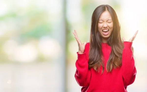 上冬のセーターを着ている若いアジア女性は 背景を祝う怒って叫んで調達とクローズの目が興奮して腕を成功のために狂気を分離しました 勝者の概念 — ストック写真