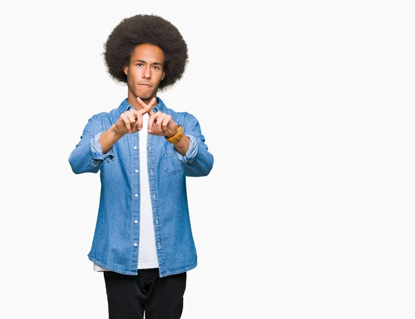 Jovem Afro Americano Homem Com Cabelo Afro Expressão Rejeição Cruzando — Fotografia de Stock