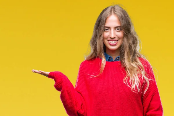 Mulher Loira Bonita Vestindo Camisola Inverno Sobre Fundo Isolado Sorrindo — Fotografia de Stock