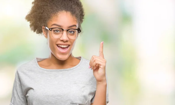 Mladá Afro Americký Žena Nosí Brýle Nad Izolované Pozadí Ukazováčkem — Stock fotografie