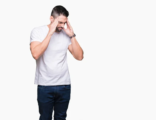 年轻男子穿着休闲白色 T恤在孤立的背景与手在头上的头部疼痛 因为压力 患有偏头痛 — 图库照片