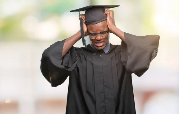 Młody Absolwent Afro Amerykanin Białym Tle Cierpiących Ból Głowy Zdesperowany — Zdjęcie stockowe