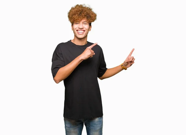 Joven Hombre Guapo Con Pelo Afro Vistiendo Camiseta Negra Sonriendo — Foto de Stock