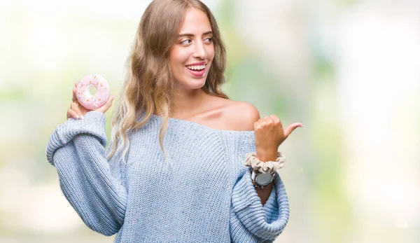 Красивая Молодая Блондинка Ест Розовый Пончик Изолированном Фоне Указывая Показывая — стоковое фото