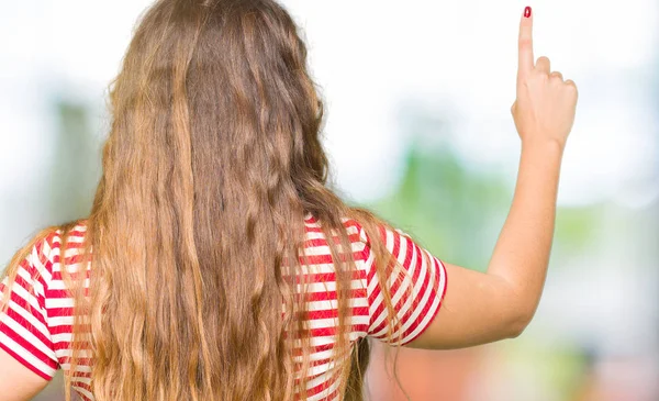 Jovem Mulher Bonita Usando Óculos Posando Para Trás Apontando Para — Fotografia de Stock