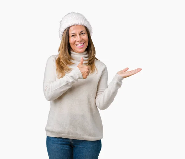 Красивая Женщина Средних Лет Зимнем Свитере Шляпе Изолированном Фоне Показывает — стоковое фото