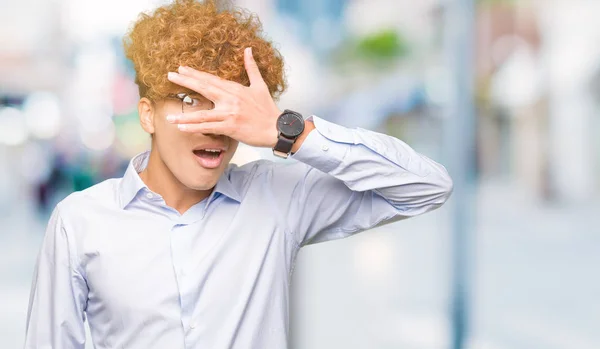 Jovem Homem Negócios Bonito Com Afro Vestindo Óculos Espreitando Choque — Fotografia de Stock