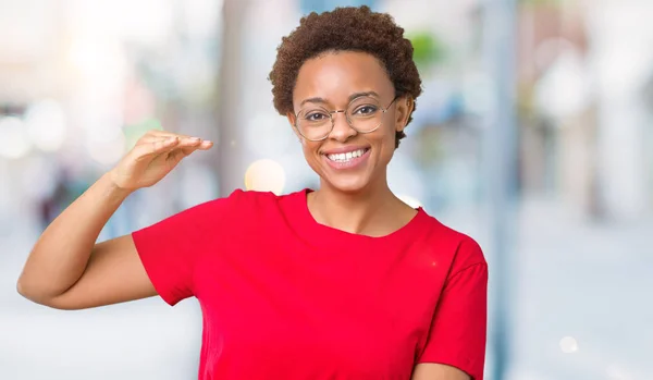 Vackra Unga Afroamerikanska Kvinnan Bär Glasögon Över Isolerade Bakgrund Gestikulerande — Stockfoto