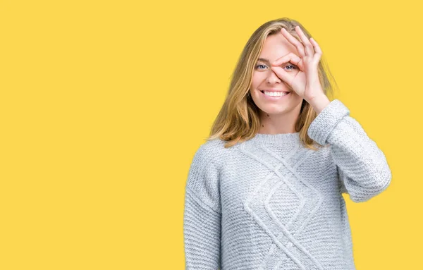 Schöne Junge Frau Trägt Winterpullover Über Isoliertem Hintergrund Und Macht — Stockfoto